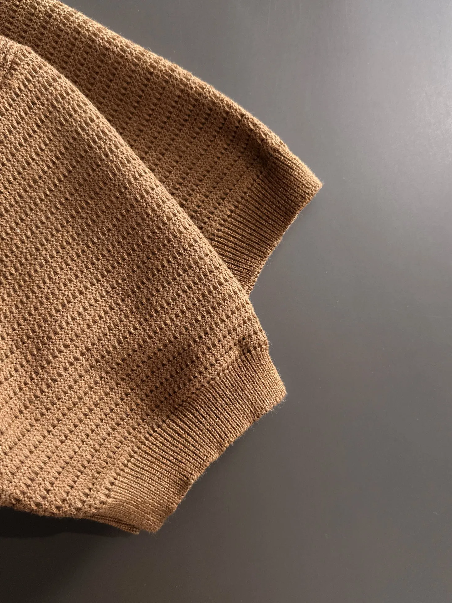 Next day shipment LP high quality Loro Piana 26ss New Arrival men's short-sleeved T-shirt Made of combed cotton yarn knitted cotton fabric, no pressure when entering and exiting the counter Exclusive control of raw materials It feels substantial when weighed, and the upper body is more textured than ordinary T-shirts. This texture can cope with the weather easily and is suitable for both hot and cold! Loose fit design, looks noble. The only correct version is available Size: M to XXXL